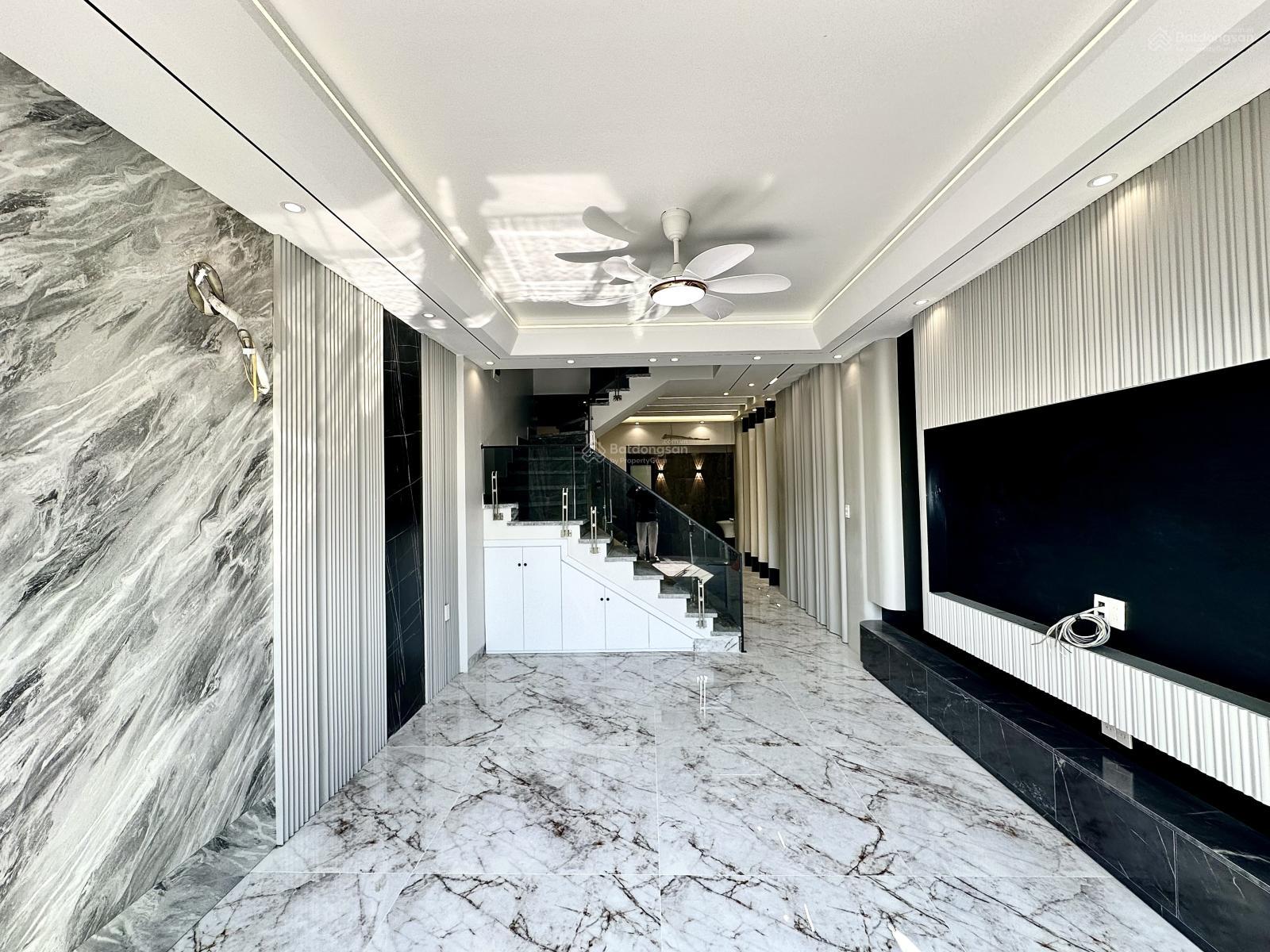 Nhà sân cổng riêng, độc lập phố Đình Đông