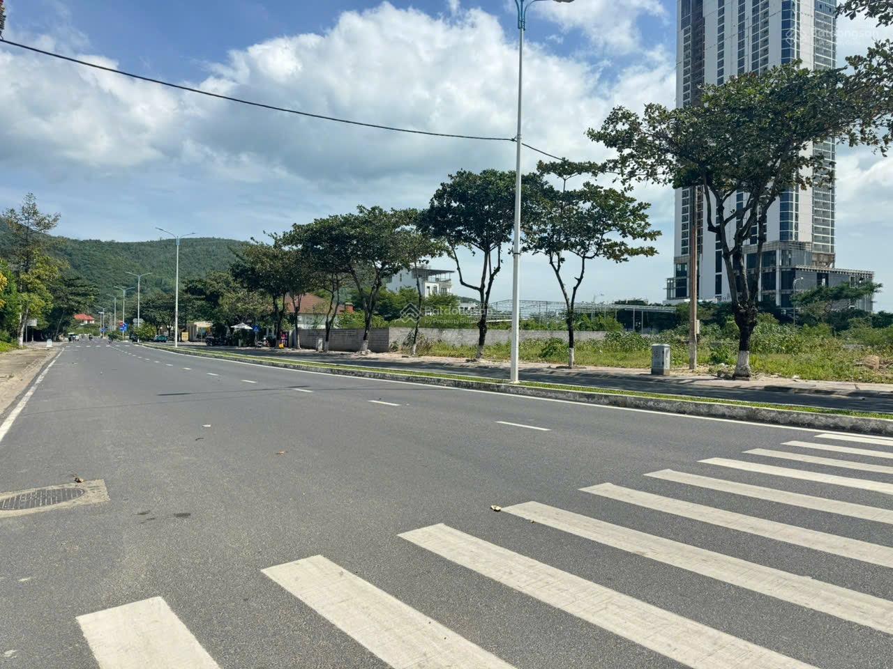 Bán đất góc 2 mặt tiền Phạm văn Đồng view biển - vĩnh hoà ngang 7,4 m diện tích 108 m giá 150 tr /m