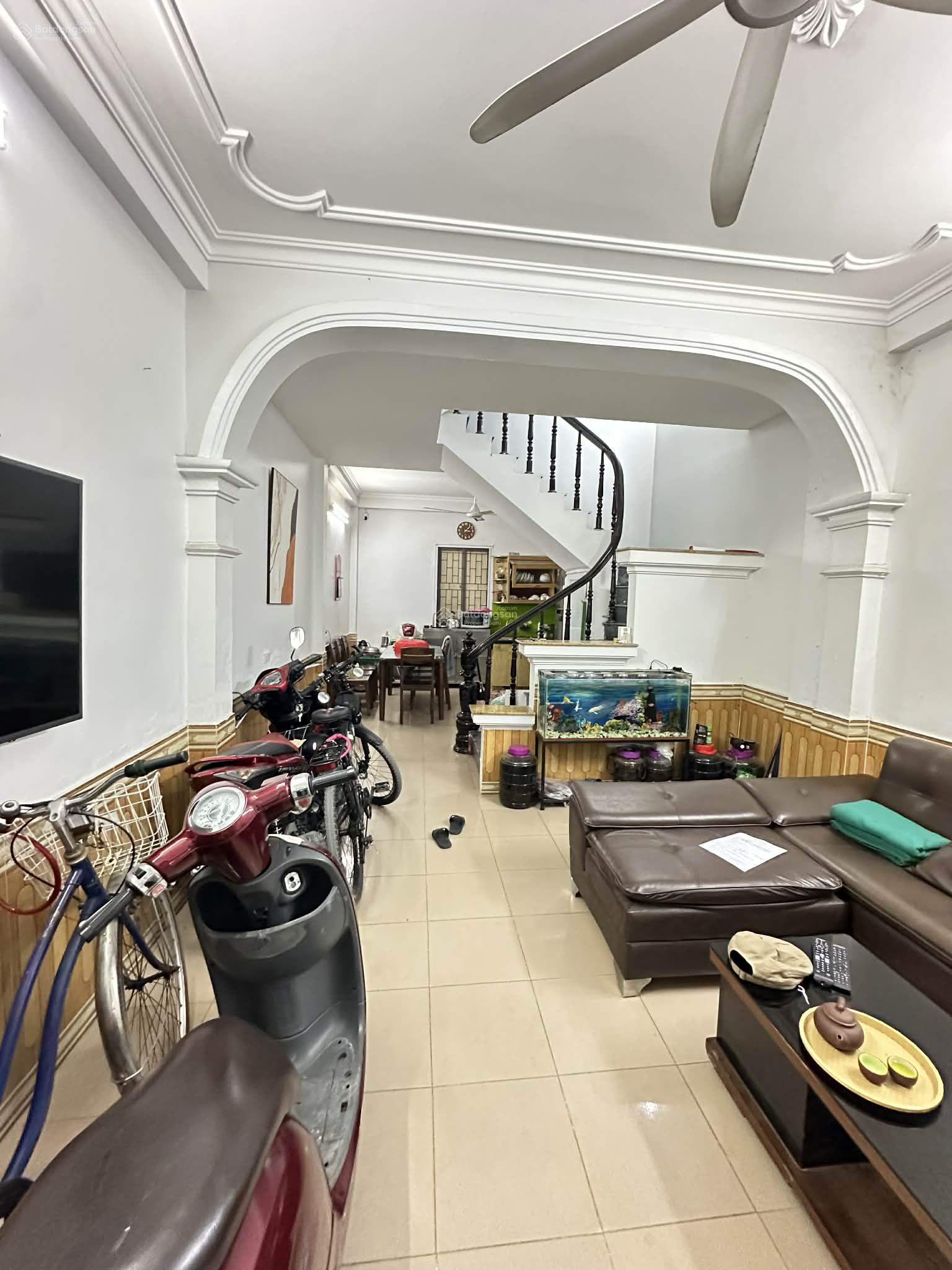 Bán nhà Trương Định. DT 43m2 5 tầng mặt tiền 4.2m giá 9,5 tỷ