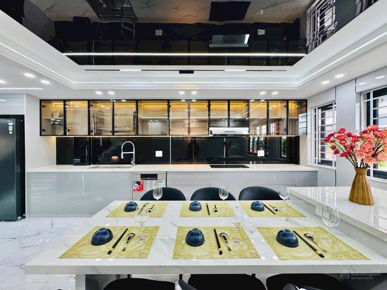 Nhà đẹp xây mới - xe hơi ngủ trong nhà - Nguyễn Oanh P6 Gò Vấp