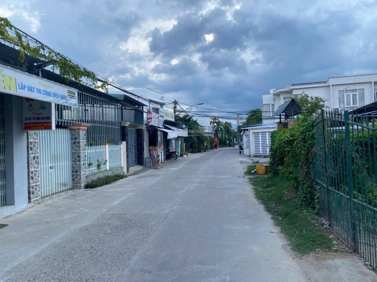 Bán đất mặt tiền đường Phú Trung giá siêu rẻ, thích hợp làm nhà vườn, biệt thự, thổ cư 100%