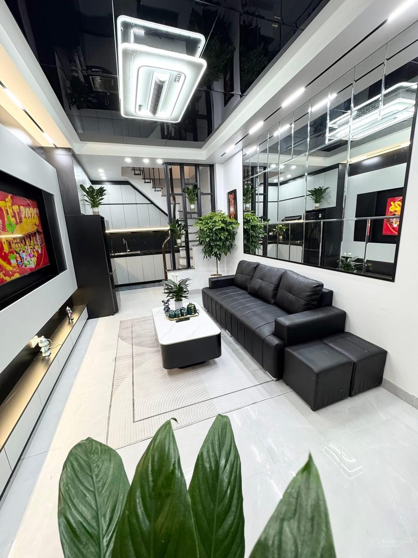 Cực đẹp! Phố Trường Chinh, 2 thoáng, sát phố, gần ô tô 35m, nhà xây mới đẹp tặng nội thất, 42m2*5T