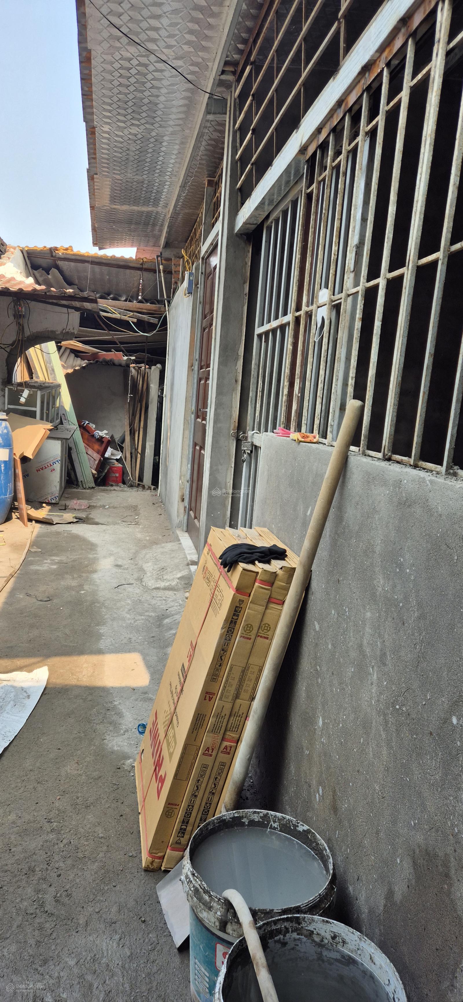 Bán đất kẹt có nhà cấp 4. Xuân Phương. DT 45 m2. MT 4 m. Ngõ 2 m. Ô tô cách 50 m. Gần chợ