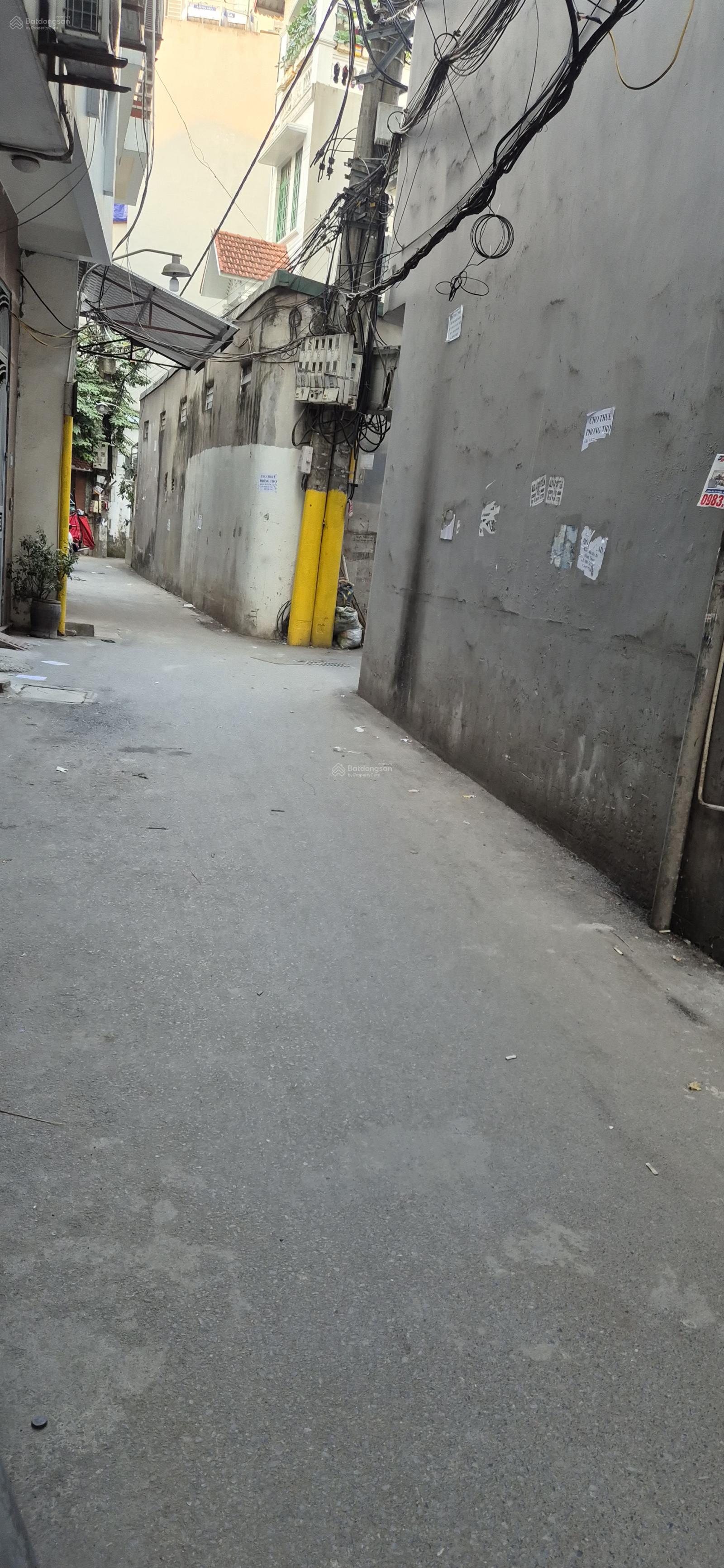 Bán đất kẹt có nhà cấp 4. Xuân Phương. DT 45 m2. MT 4 m. Ngõ 2 m. Ô tô cách 50 m. Gần chợ