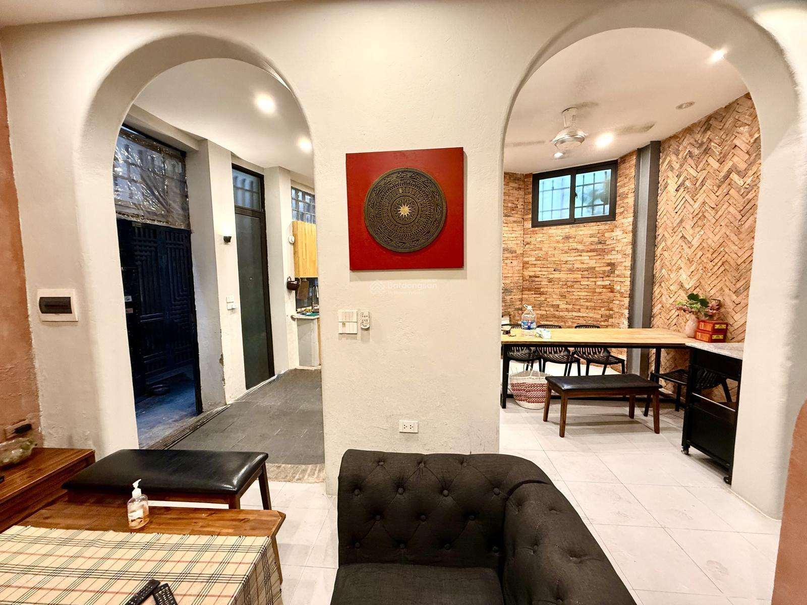 Căn nhà đẹp 3 tầng bán ở mặt công viên Thủ Lệ phố Bưởi và Đào Tấn đi vào, gần chợ
Thông tin về căn