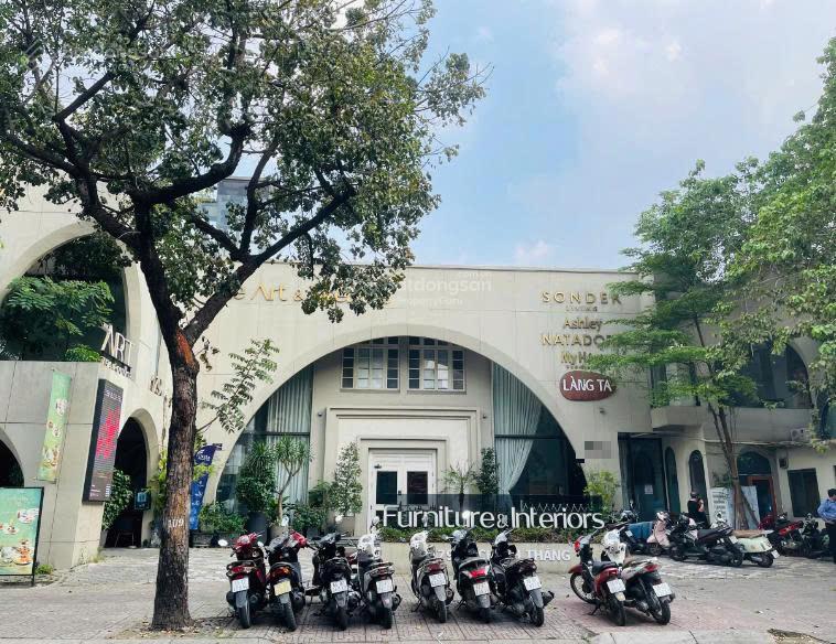 Nhà mới Mặt Tiền Nguyễn Huệ Quận 1 diện tích 10x25m, trệt lầu