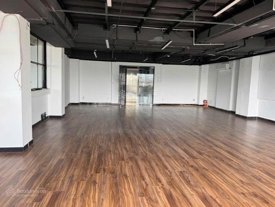 Cho thuê nhà mặt tiền Lê Ngô Cát, phường VTS, Quận 3. Diện tích: 22m x 25m.