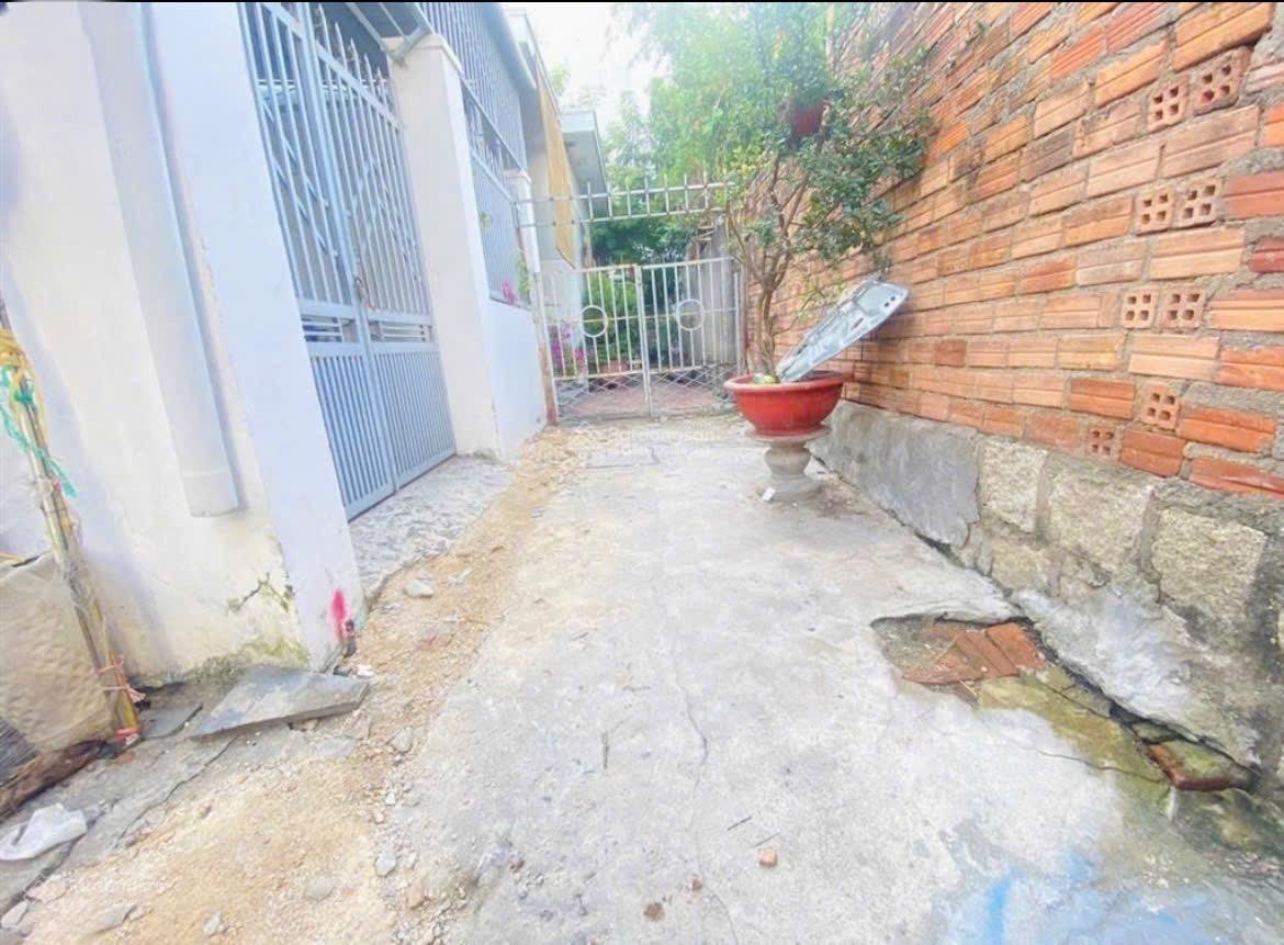 Đất đối diện chợ Vĩnh Hải, gần biển Hòn Chồng