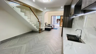 Nhà 3 phòng ngủ hiện đại 4.5x14m, có phòng ngủ dưới trệt. Đường xe tải. Sổ riêng