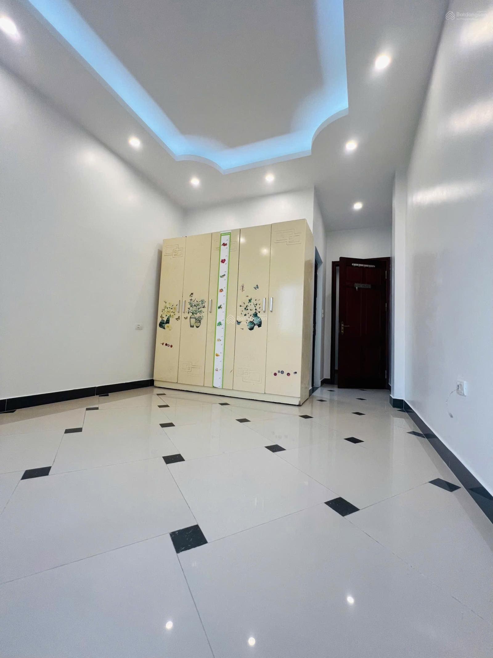 Bán Nhà Phố Trạm,Ngay Cầu Vĩnh Tuy,Ngõ Nông Gần Phố 40M 5tầng chỉ 7,x tỷ. Giá Tốt Khu Vực