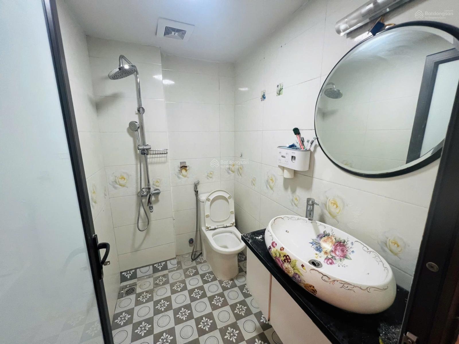 Bán Nhà Phố Trạm,Ngay Cầu Vĩnh Tuy,Ngõ Nông Gần Phố 40M 5tầng chỉ 7,x tỷ. Giá Tốt Khu Vực