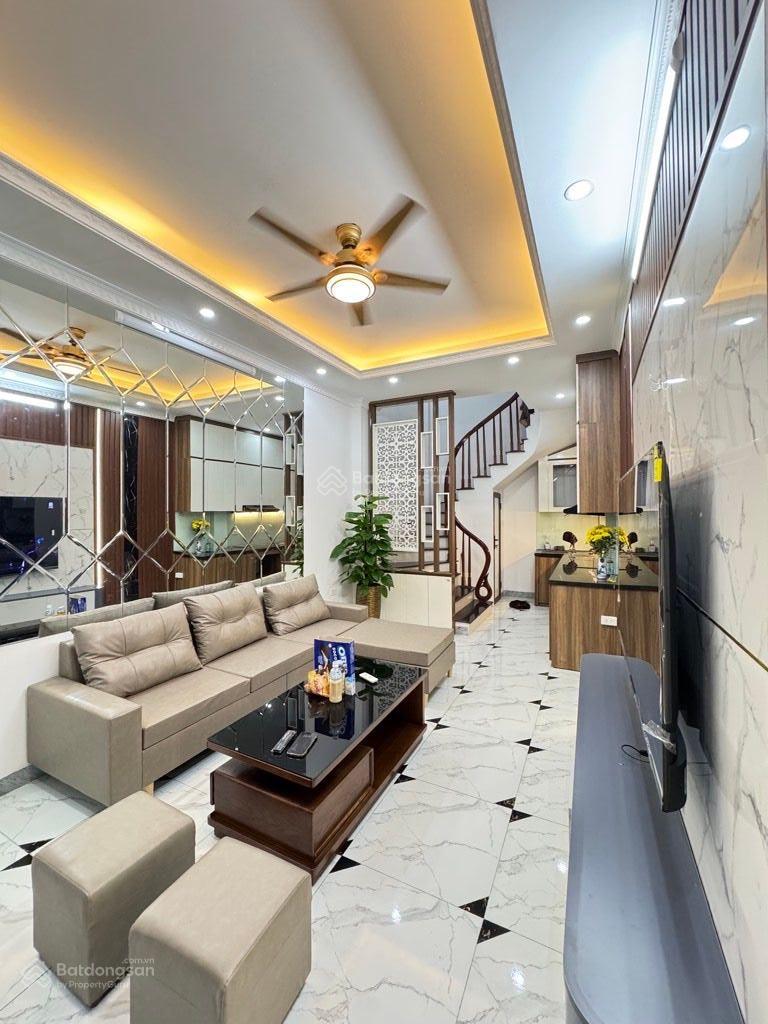 Chính chủ cần bán gấp nhà Tam Trinh-33m2x 5 tầng-6,48 tỷ-ô tô dừng đỗ cách 10m-full nội thất sẵn ở