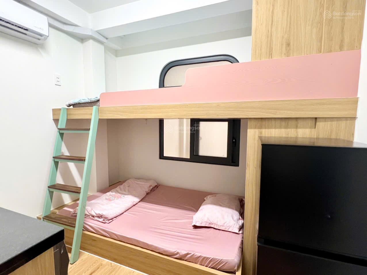 Cho thuê phòng full nội thất, 2 giường, mới 100%, máy giặt riêng, ngay ngã tư Phú Nhuận