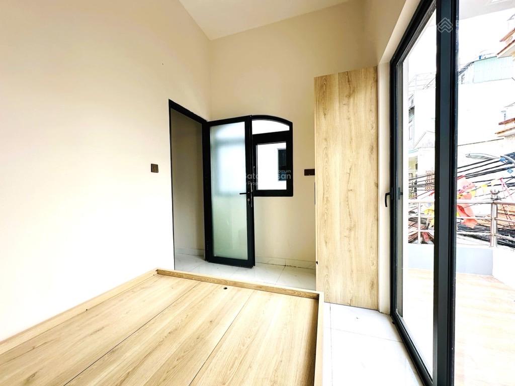 Bán nhà MT Đoàn Văn Bơ, góc 2 MT, ngang 4m, xe hơi đậu cửa, hướng về Nguyễn Thần Hiến, Xóm Chiếu