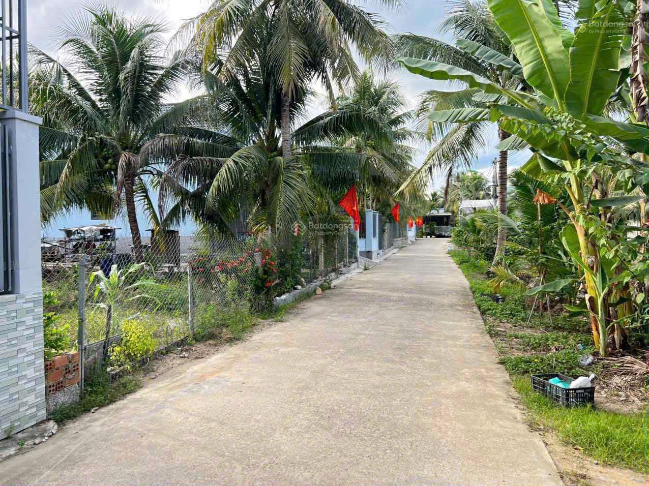 Bán lô đất mặt tiền thôn Đắc Lộc 2 DT 100,3m2 đường HT 6,5m, KDC hiện hữu, cao ráo, giá 1 tỷ 450tr