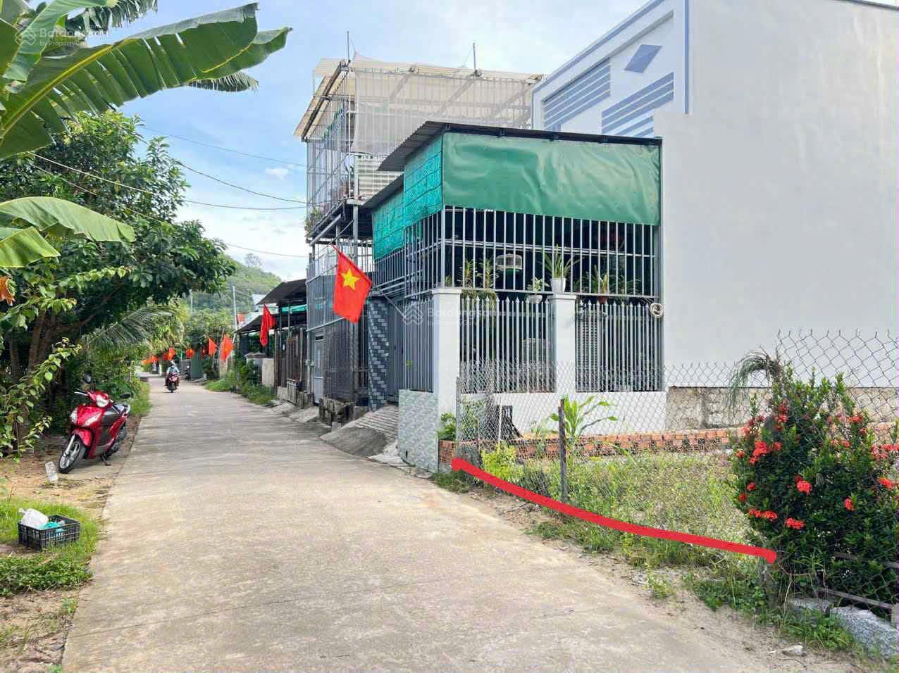 Bán lô đất mặt tiền thôn Đắc Lộc 2 DT 100,3m2 đường HT 6,5m, KDC hiện hữu, cao ráo, giá 1 tỷ 450tr