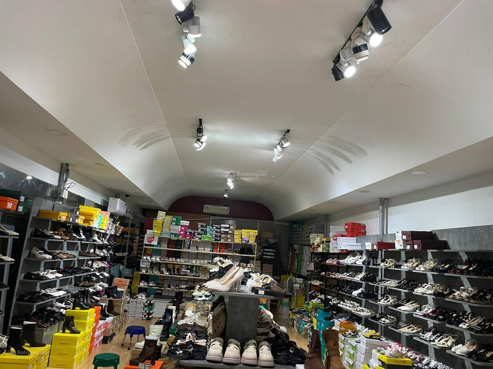 Cho thuê nguyên căn có gác lửng MT gần đường Tiểu La! Quận Hải Châu
Giá 12tr
Dt 110m