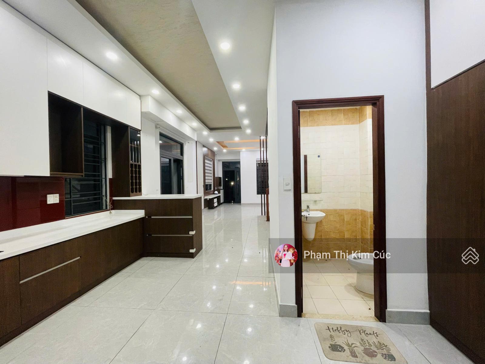 Nhà phố góc 7x20m 4PN - 5WC hoàn thiện sẵn đẹp mới nội thất cơ bản cho thuê giá rẻ 30 triệu/tháng