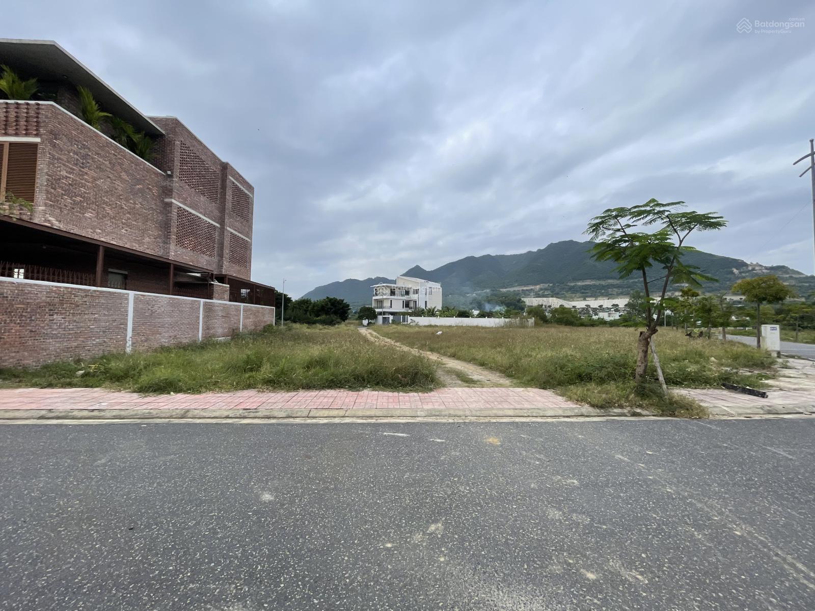 Bán lô góc biệt thự ven sông Tắc 365m2 giá chỉ 33tr/m2