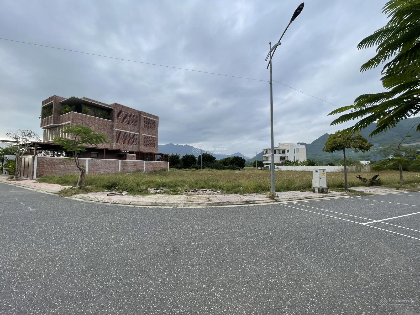 Bán lô góc biệt thự ven sông Tắc 365m2 giá chỉ 33tr/m2