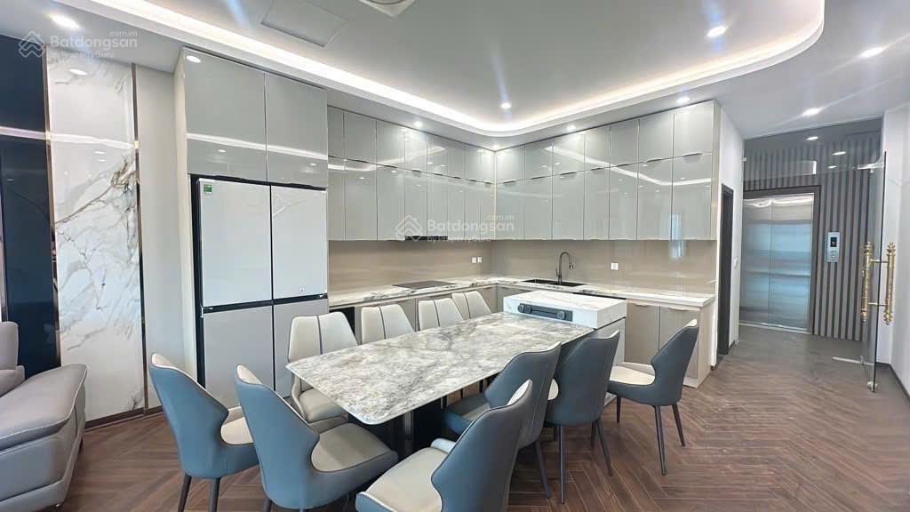 Bán nhà Nguyễn Văn Cừ, Bồ Đề DT 79m2, 7 tầng, MT 5m, gara, thang máy, ô tô tránh và thông, full đồ