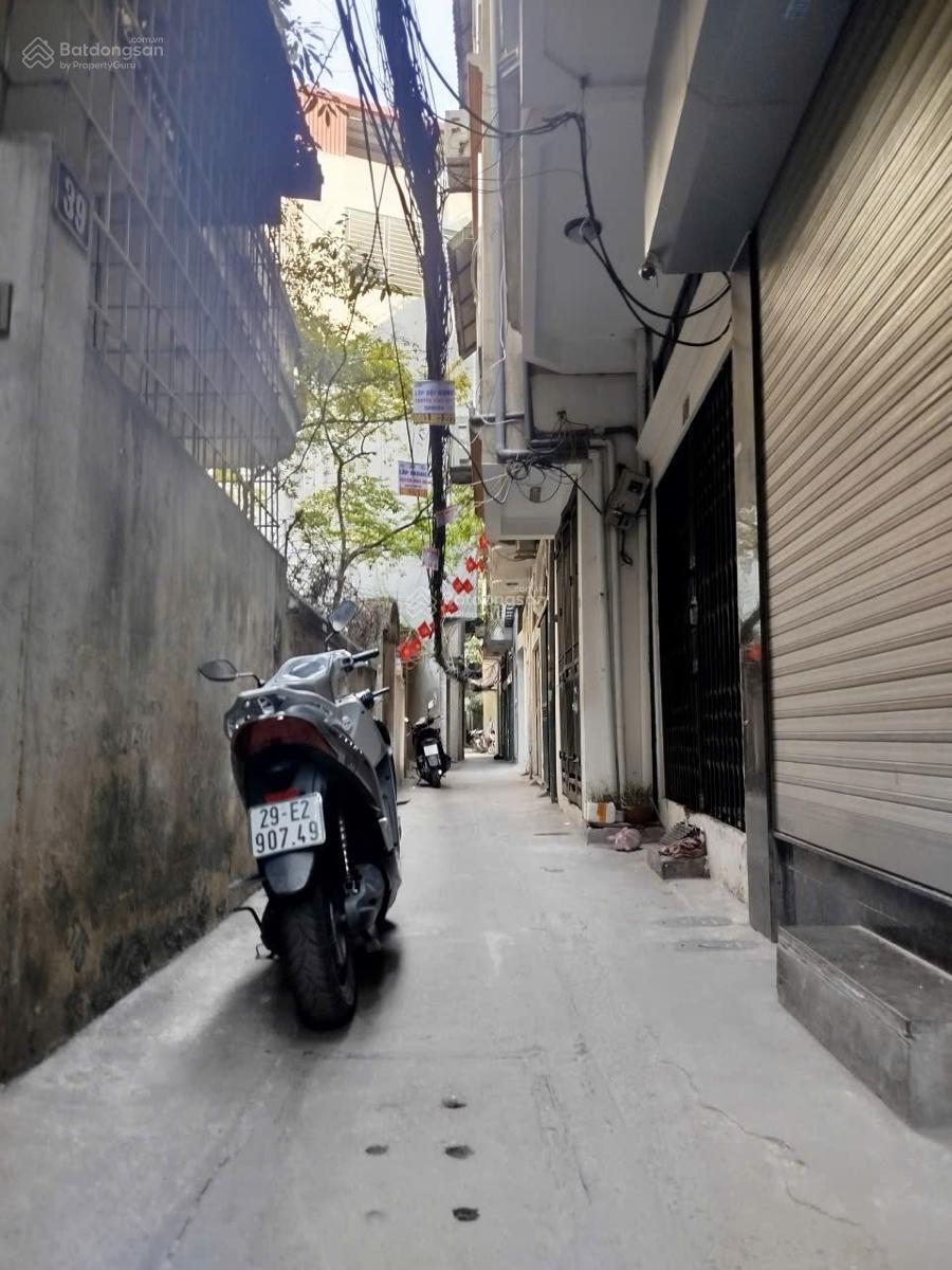 Ngõ thông gần phố ba gác tránh,nhà dân xây đẹp ở ngay vô vàn tiện ích, sổ nở hậu. Dt 20m4T giá5,2ty