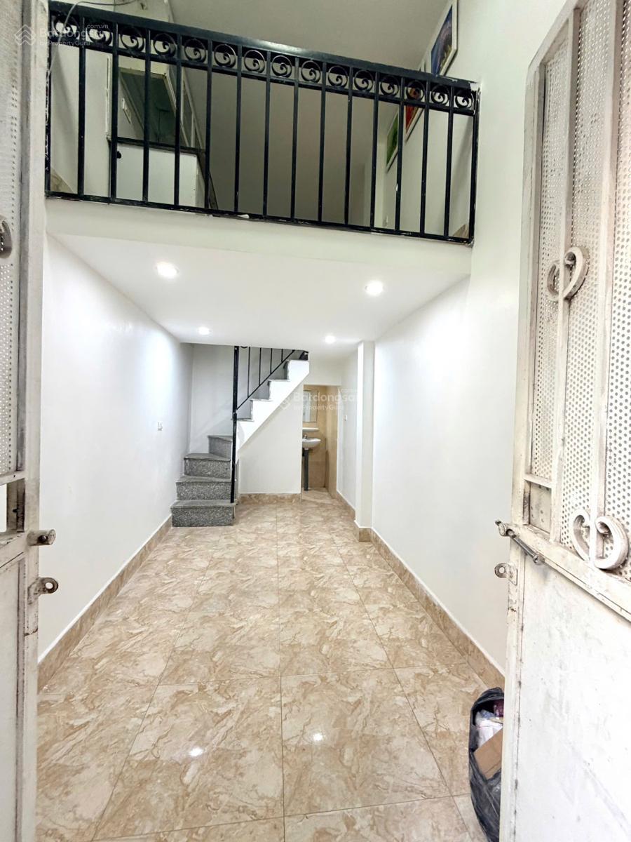 Ngõ thông gần phố ba gác tránh,nhà dân xây đẹp ở ngay vô vàn tiện ích, sổ nở hậu. Dt 20m4T giá5,2ty