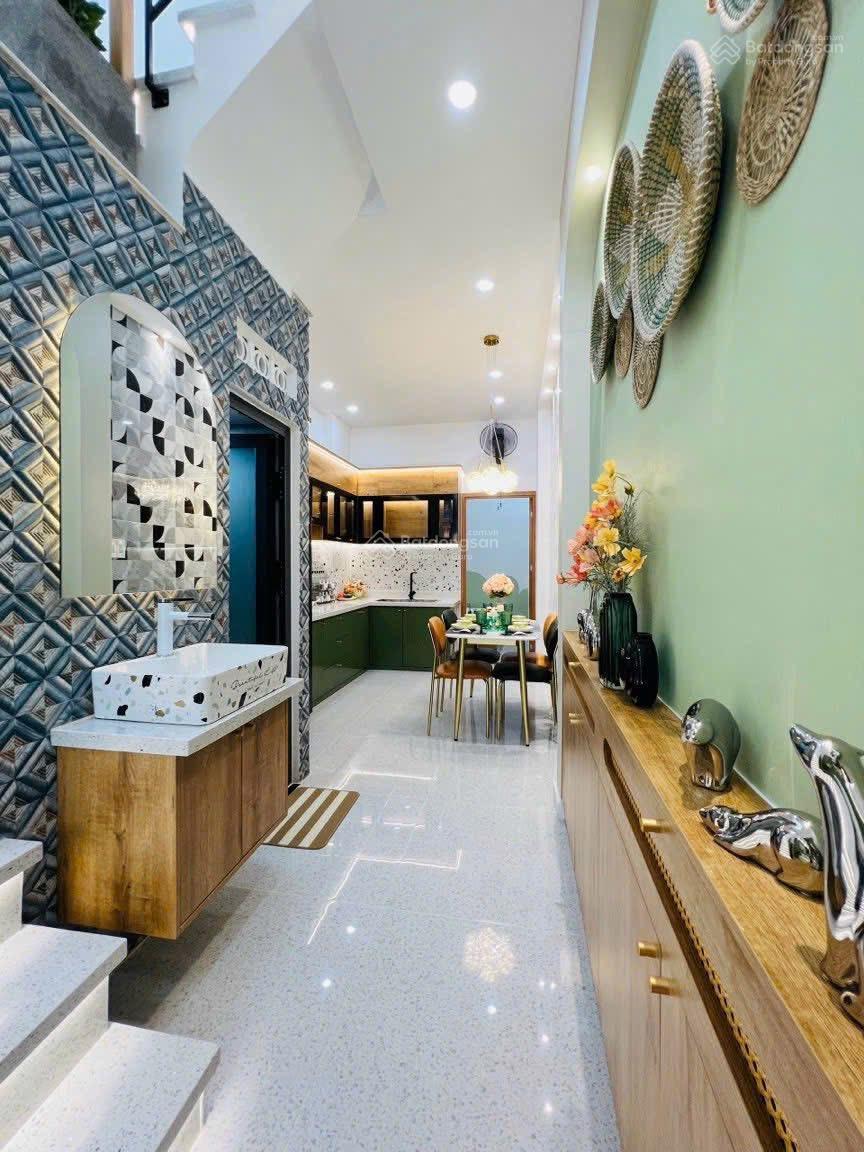 Bán nhà Nguyễn Tư Giản P12 GV. Ngang 3m dài 14m trệt lầu. Có 3 PN 2WC Giá 5 tỷ4 Thương lượng