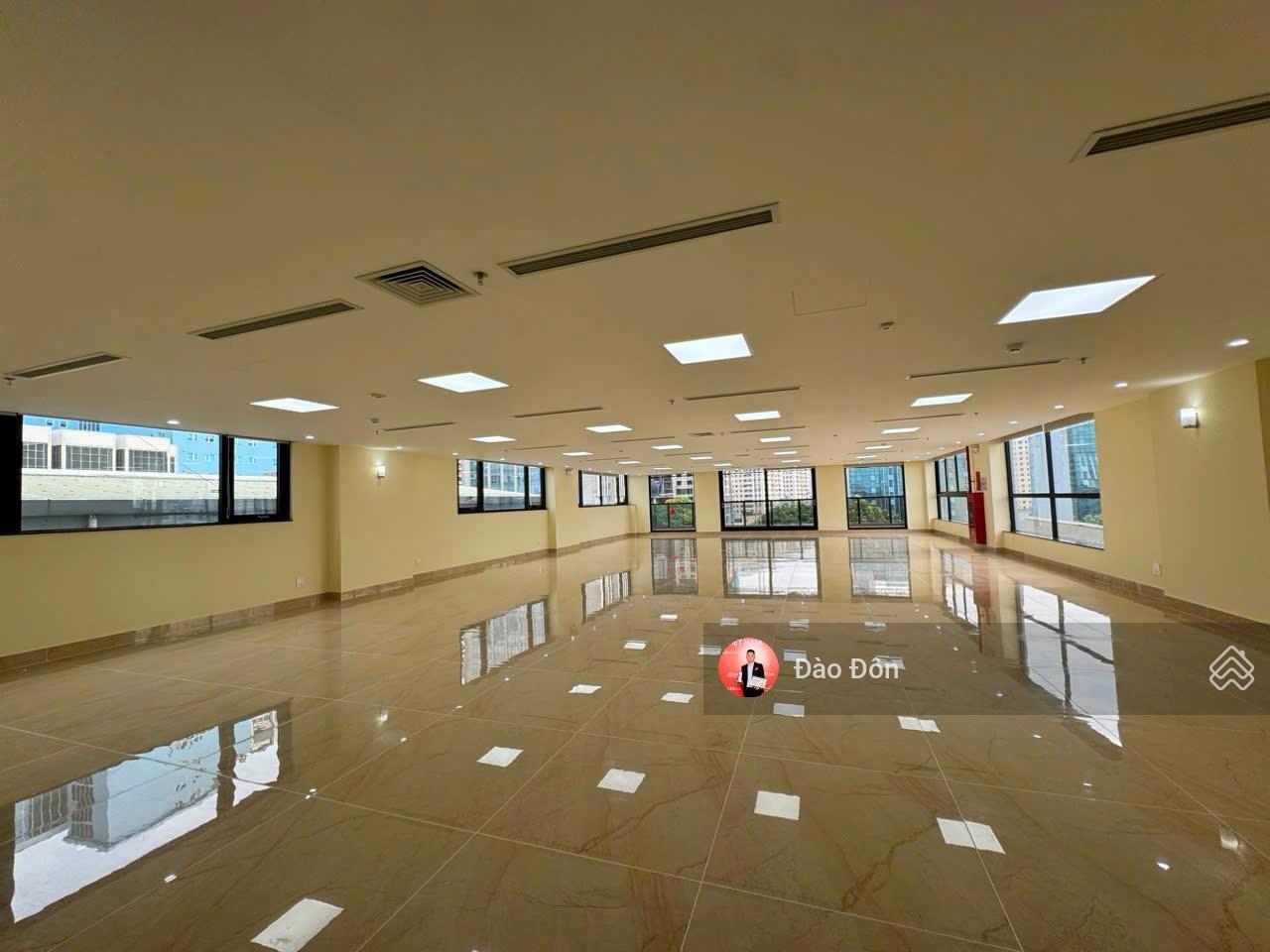 Siêu đẹp, cho thuê nhà mặt phố Khâm Thiên, Đống Đa, DT: 210m x2,5T, MT:6m, Giá thuê: 65 triệu/tháng