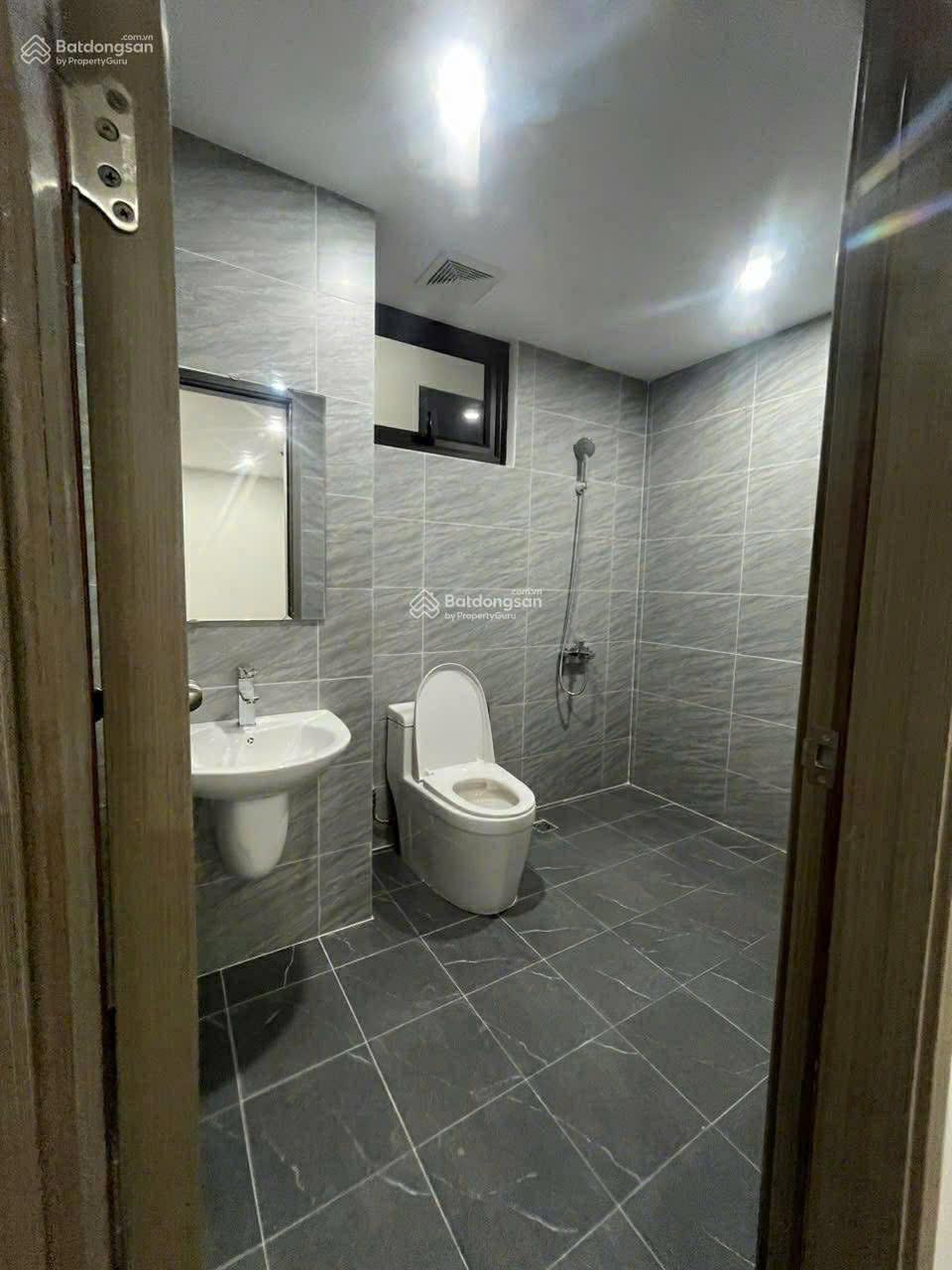 Cho thuê căn hộ 3 ngủ 101 m2 đồ cơ bản tại Hà Đông