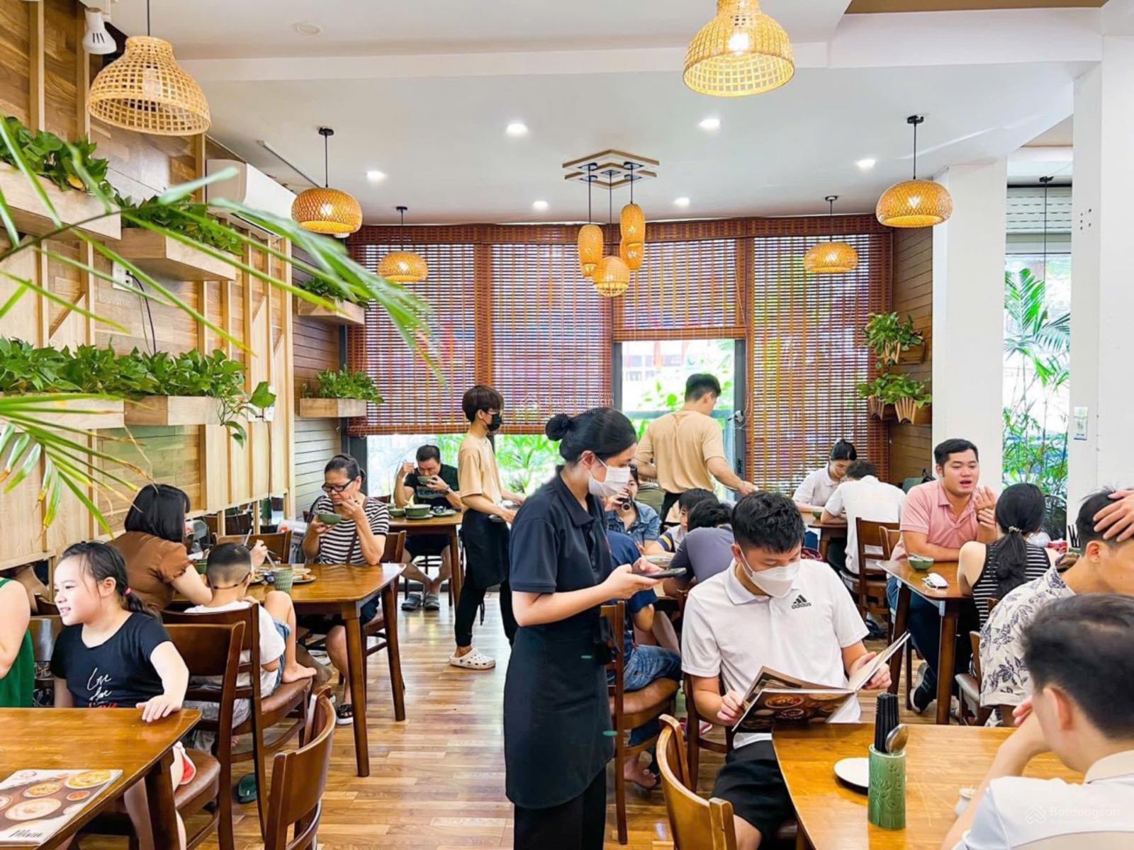 Cho thuê nhà 3 tầng mặt tiền Lý Tự Trọng, Đà Nẵng, lô góc, bề ngang 10m, vị trí kinh doanh sầm uất