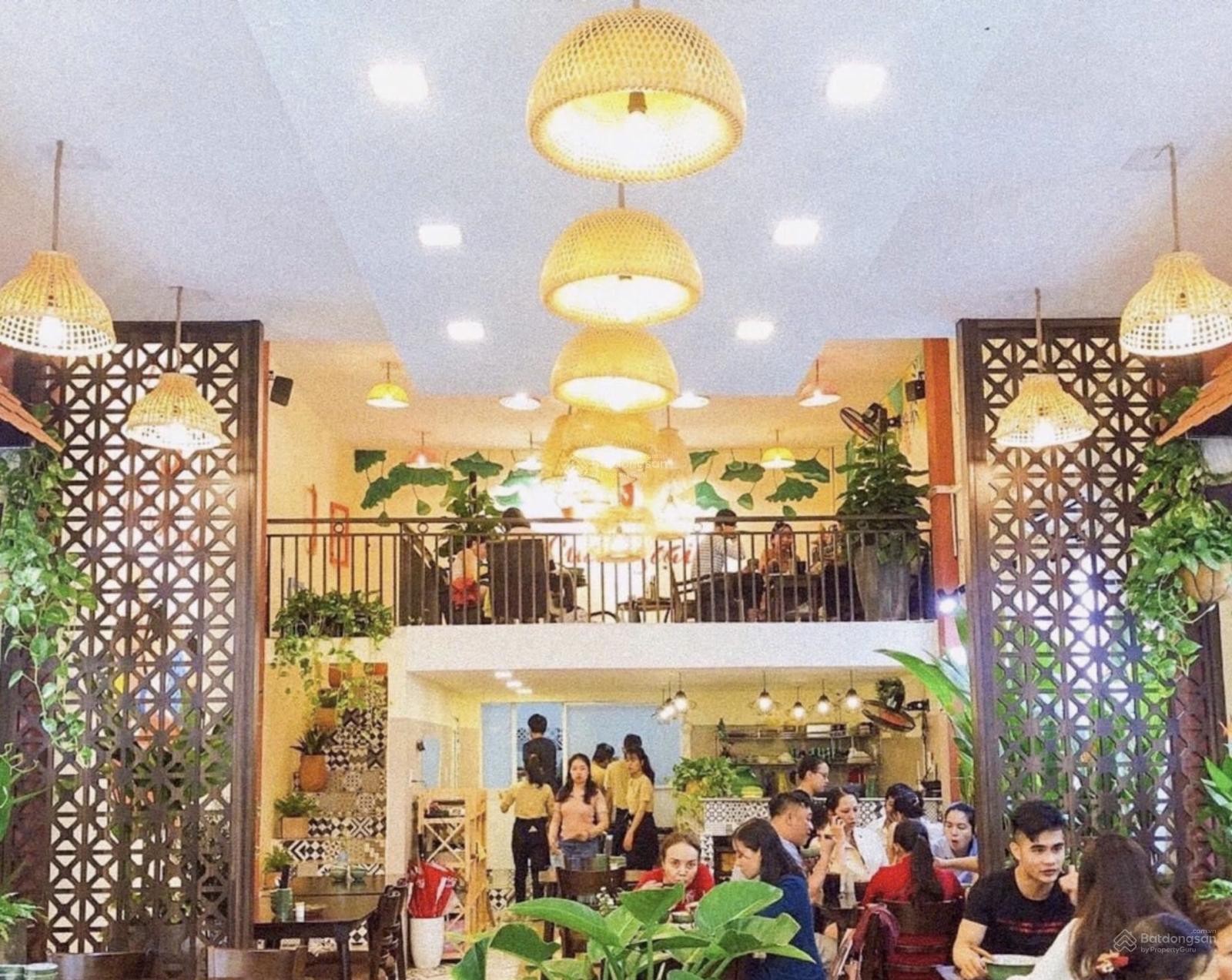 Cho thuê nhà 3 tầng mặt tiền Lý Tự Trọng, Đà Nẵng, lô góc, bề ngang 10m, vị trí kinh doanh sầm uất