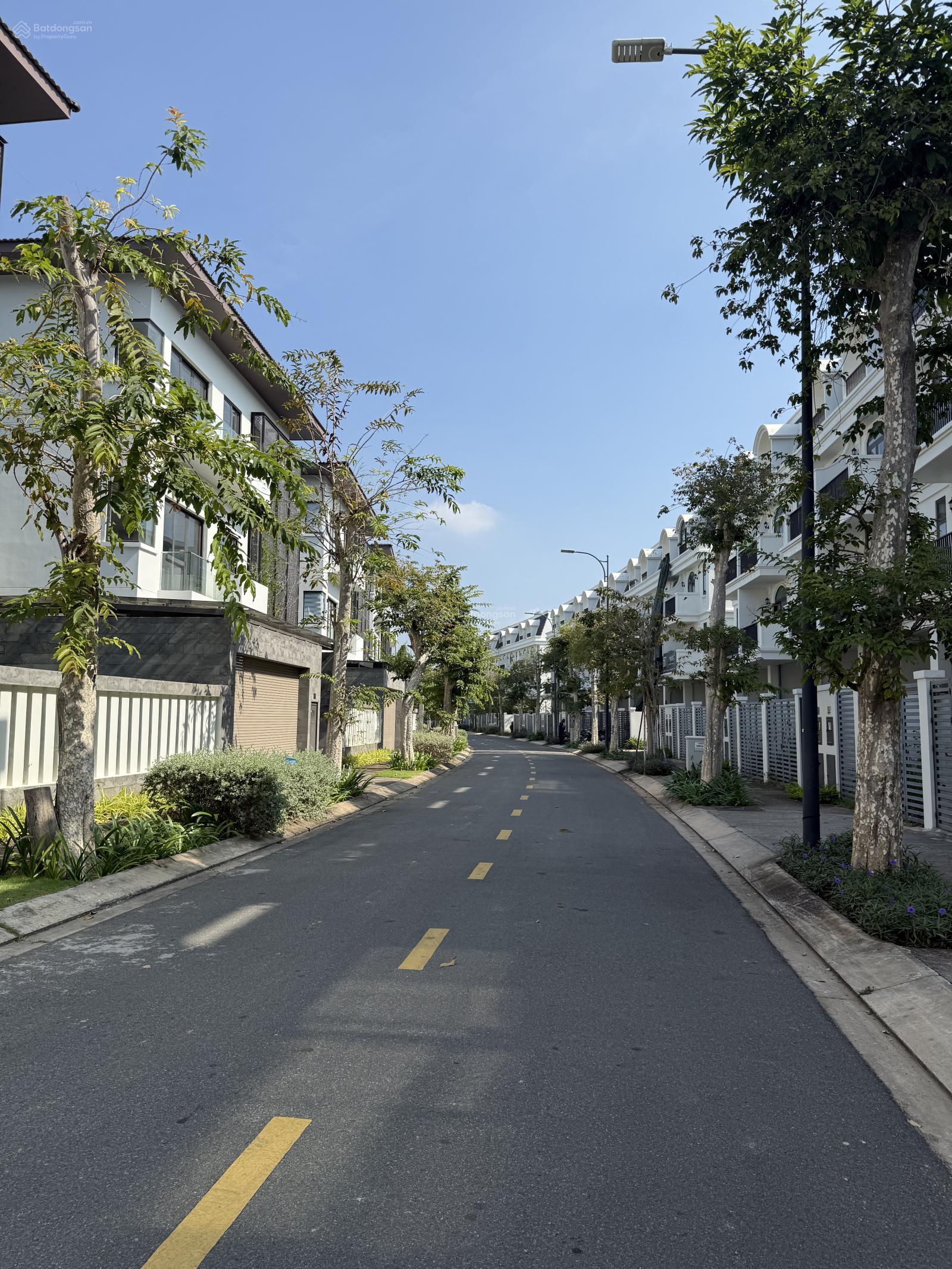 Nhà phố ngang 5m sổ hồng sẵn. Gần hồ. 7,5 tỷ công chứng ngay