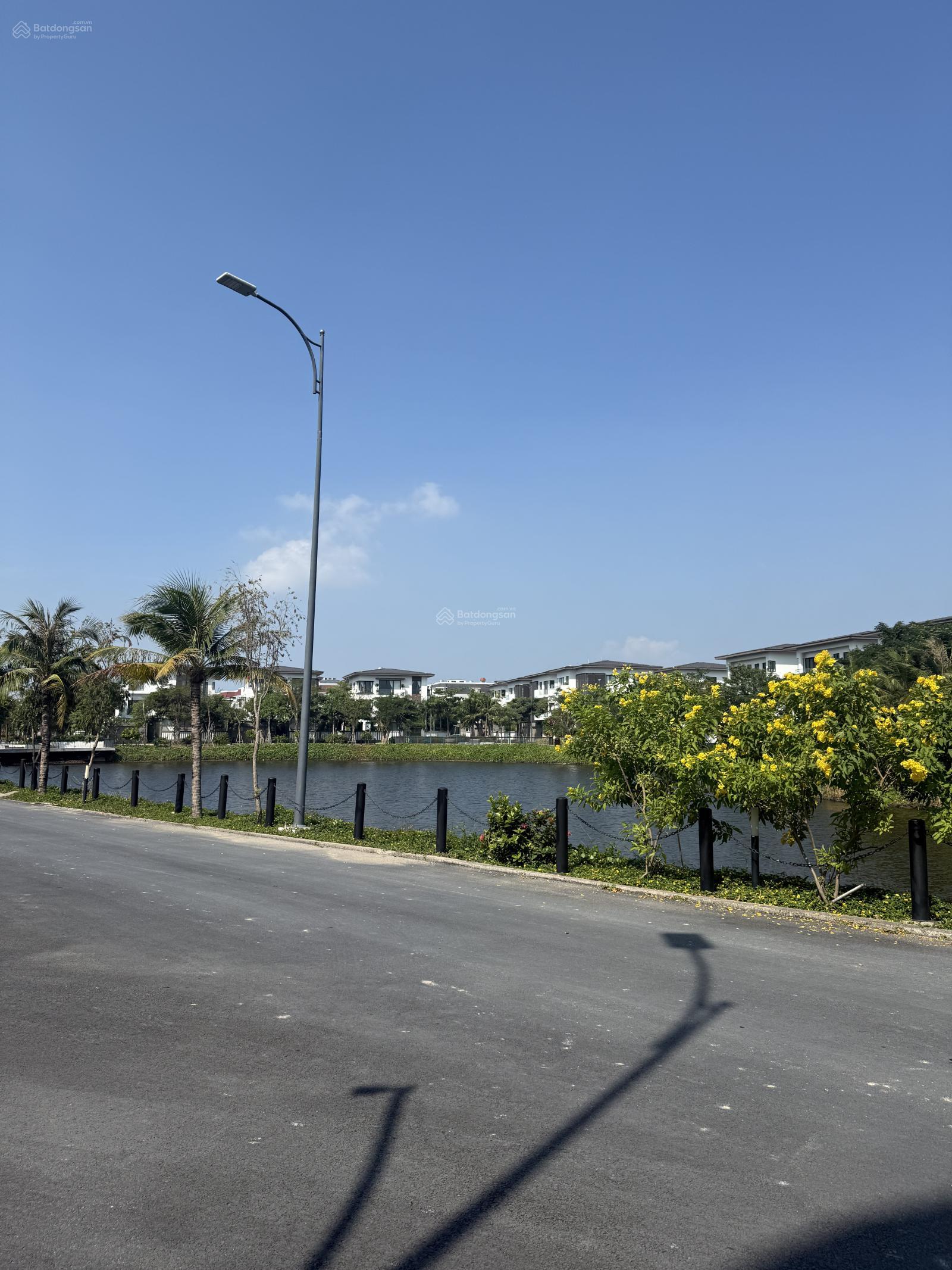 Nhà phố ngang 5m sổ hồng sẵn. Gần hồ. 7,5 tỷ công chứng ngay