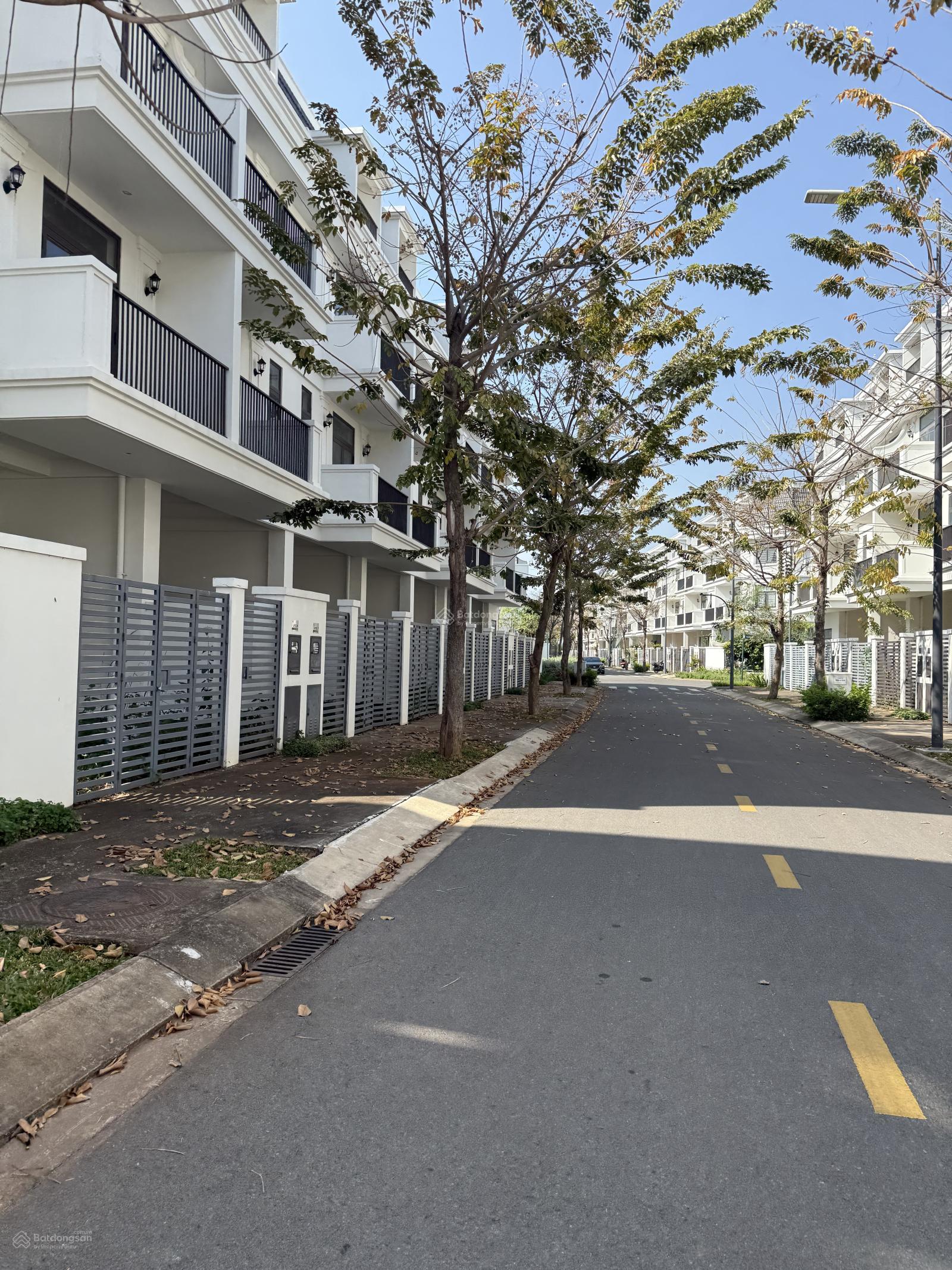 Nhà phố ngang 5m sổ hồng sẵn. Gần hồ. 7,5 tỷ công chứng ngay