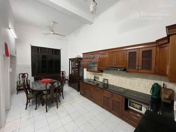 Cho thuê nhà ngõ 9 trần quốc hoàn 55m x4T ô tô đỗ cửa