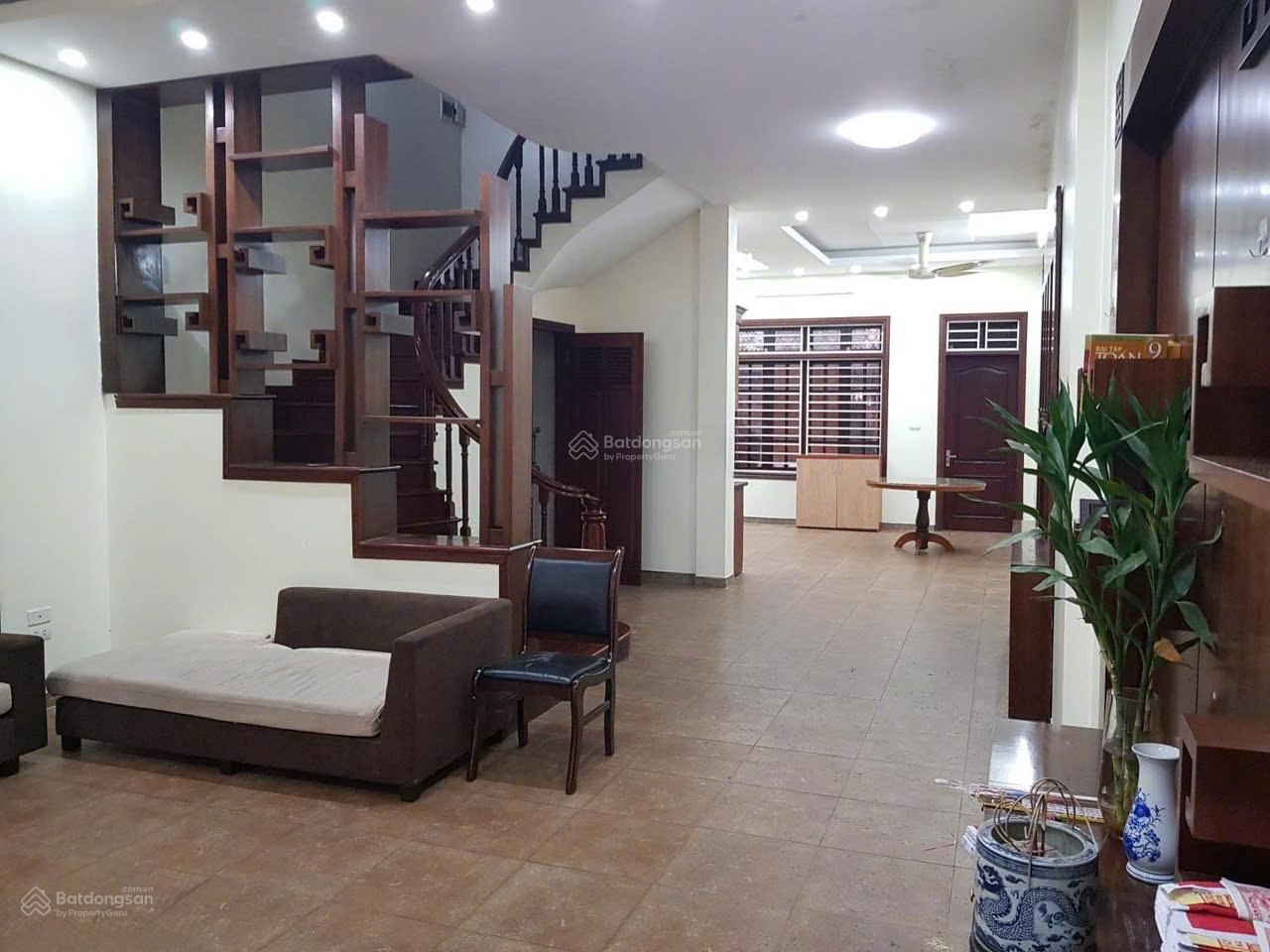 Cho thuê nhà ngõ 9 trần quốc hoàn 55m x4T ô tô đỗ cửa