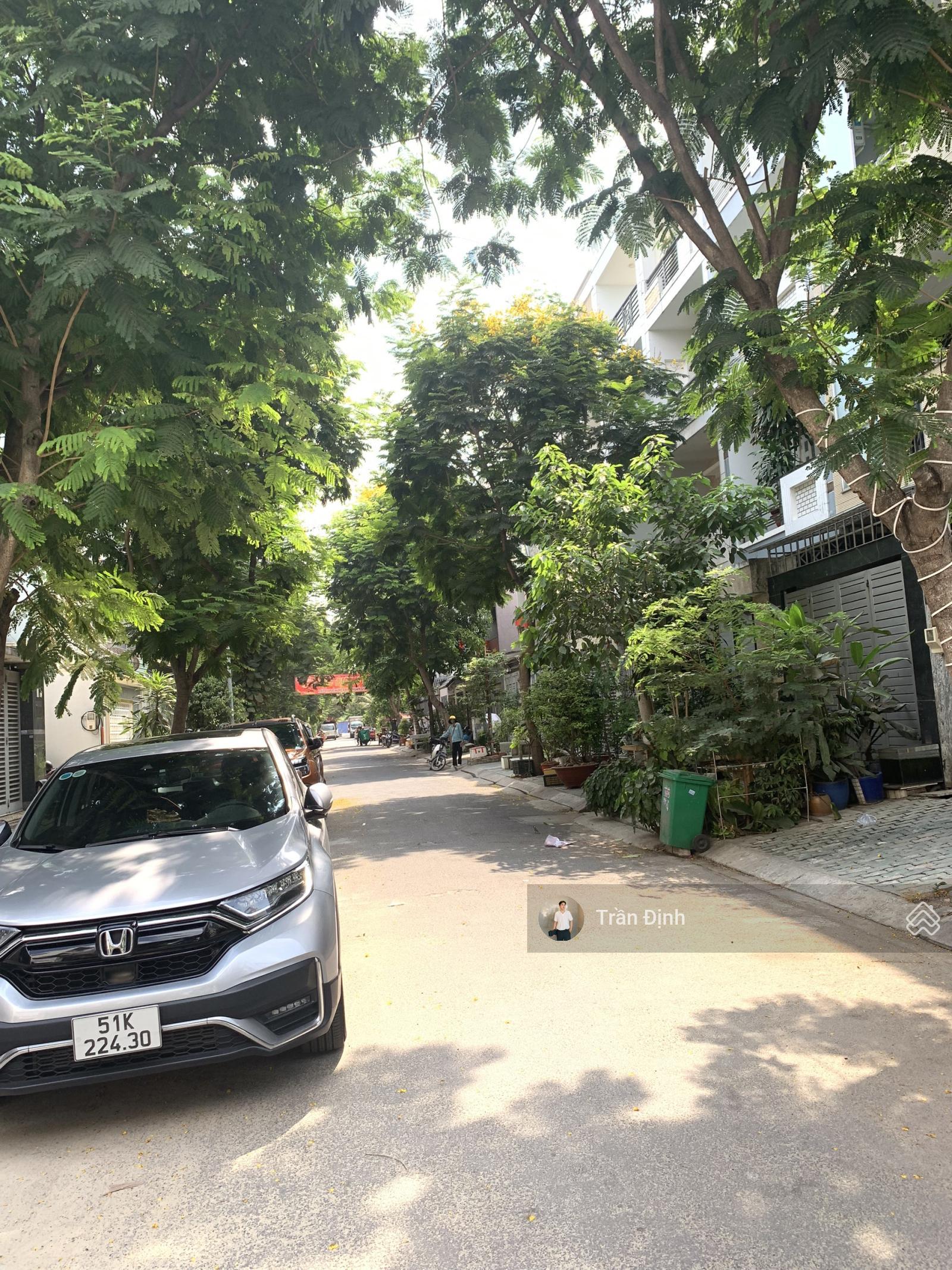 Cần bán gấp lô đất ngay ĐH Văn Lang 92m (4,6x20m) - Xây dựng hầm 4 tầng - View đối diện công viên.