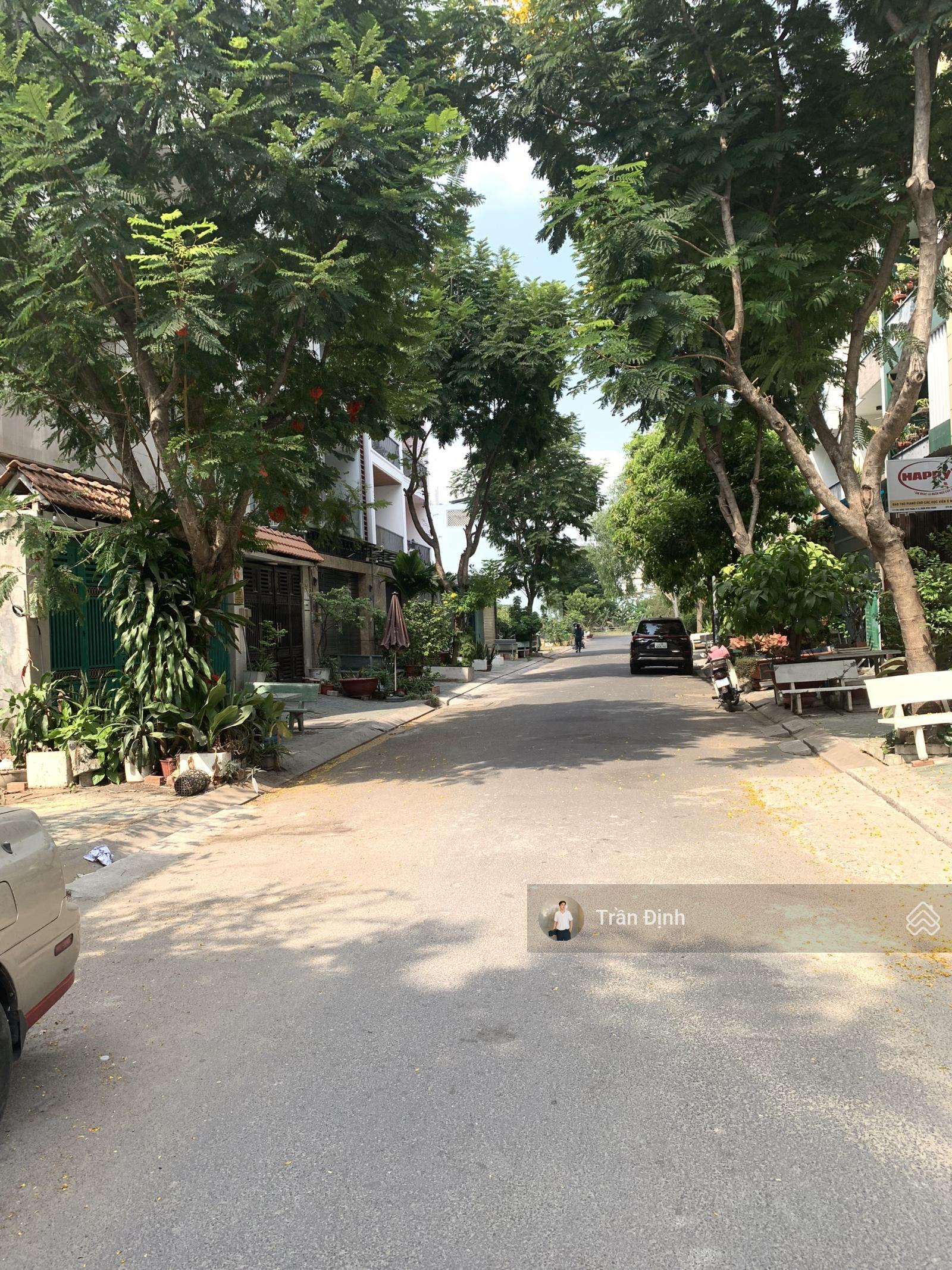 Cần bán gấp lô đất ngay ĐH Văn Lang 92m (4,6x20m) - Xây dựng hầm 4 tầng - View đối diện công viên.