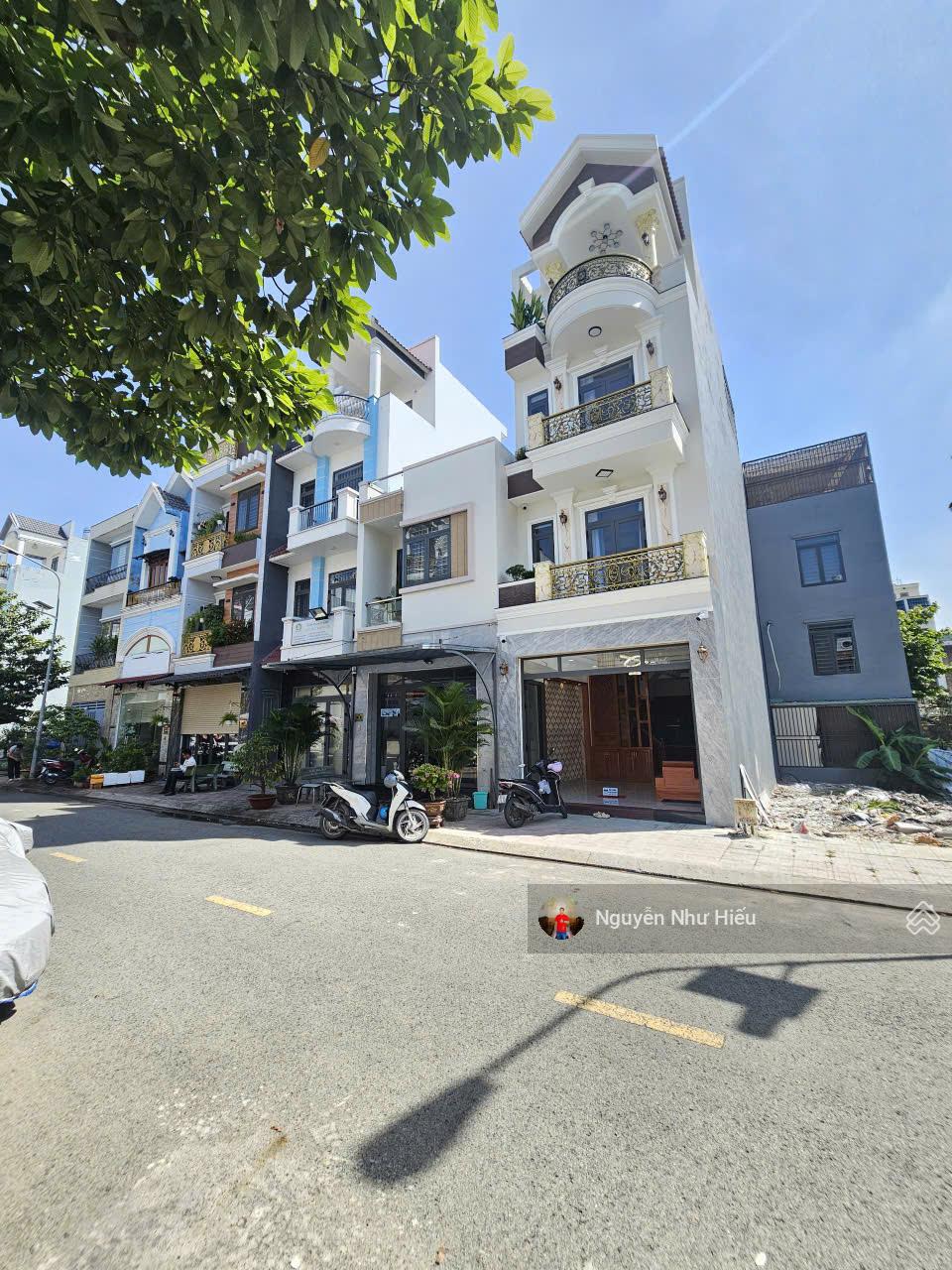 Bán nhà 1 trệt 3 lầu full nội thất KDC Phú Hồng Thịnh 6 gần làng đại học P. Bình An TP. Dĩ An