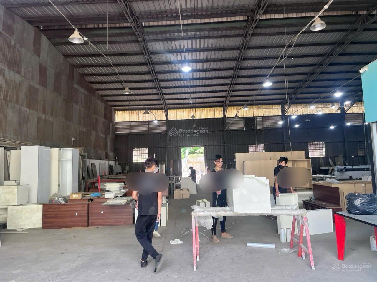 Kho xưởng trần cao 12m khung kèo kiên cố, cont ngày đêm ko cấm tải. Diện tích 900m2