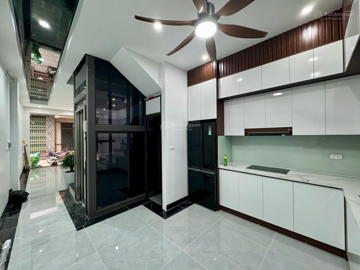 Bán nhà hồ Đầm Hồng 50m2 x 6 tầng nhà mới cứng, khu vực toàn quan chức, nhà cạnh hồ mát mẻ