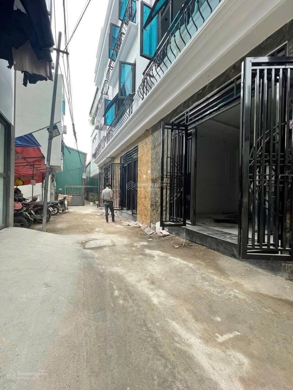 Đông La 48m2 xây mới 3T. Ô tô cách 10m. Full nội thất. Giá 4,9 tỷ