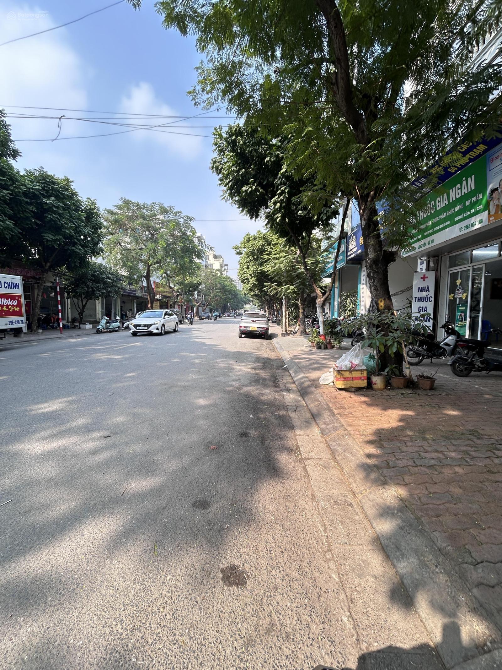 Đất đẹp xây văn phòng phố Trạm Long Biên 120m2, view vườn hoa, ổ tránh đỗ, giá 26.4 tỷ