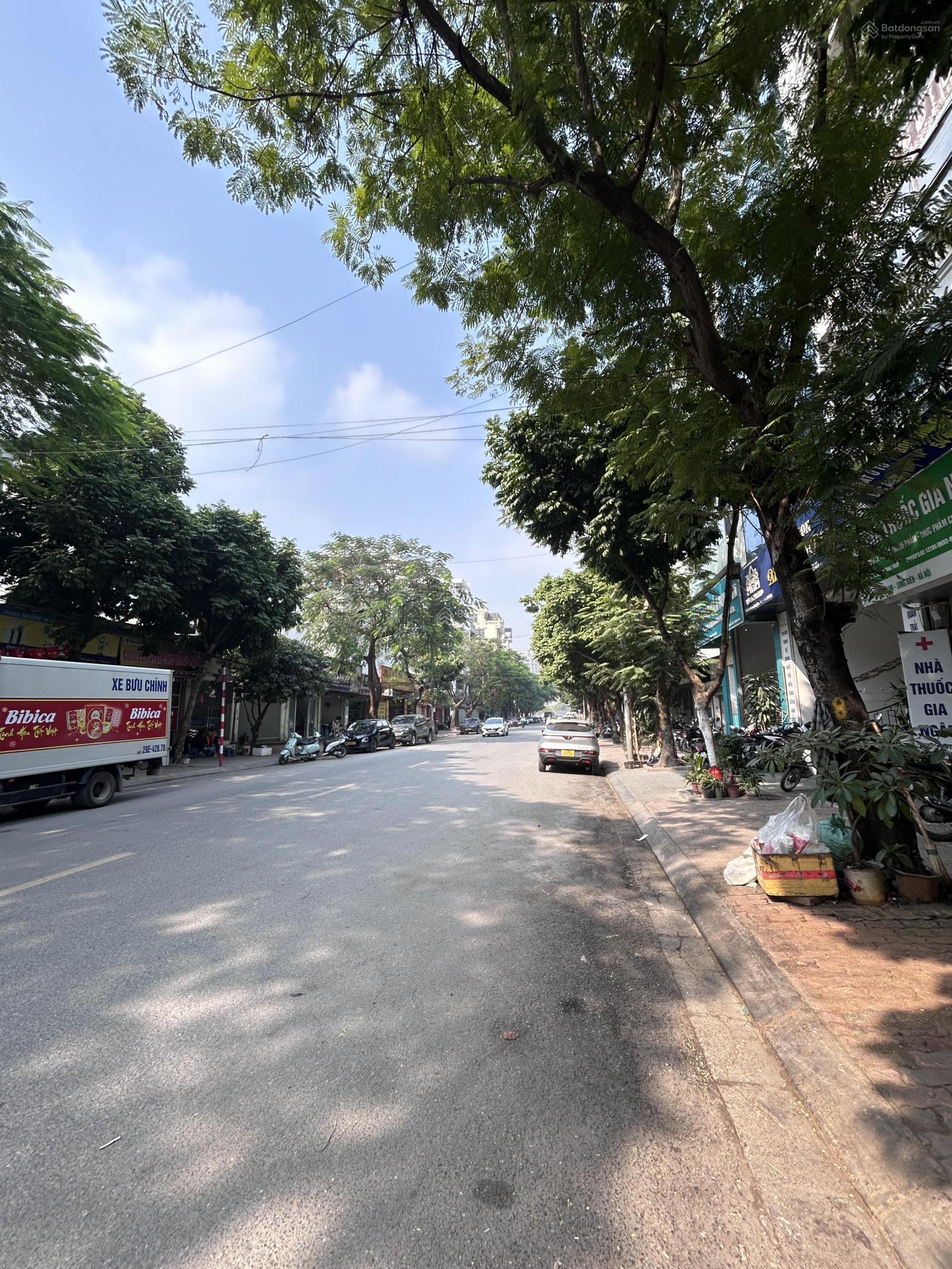 Đất đẹp xây văn phòng phố Trạm Long Biên 120m2, view vườn hoa, ổ tránh đỗ, giá 26.4 tỷ