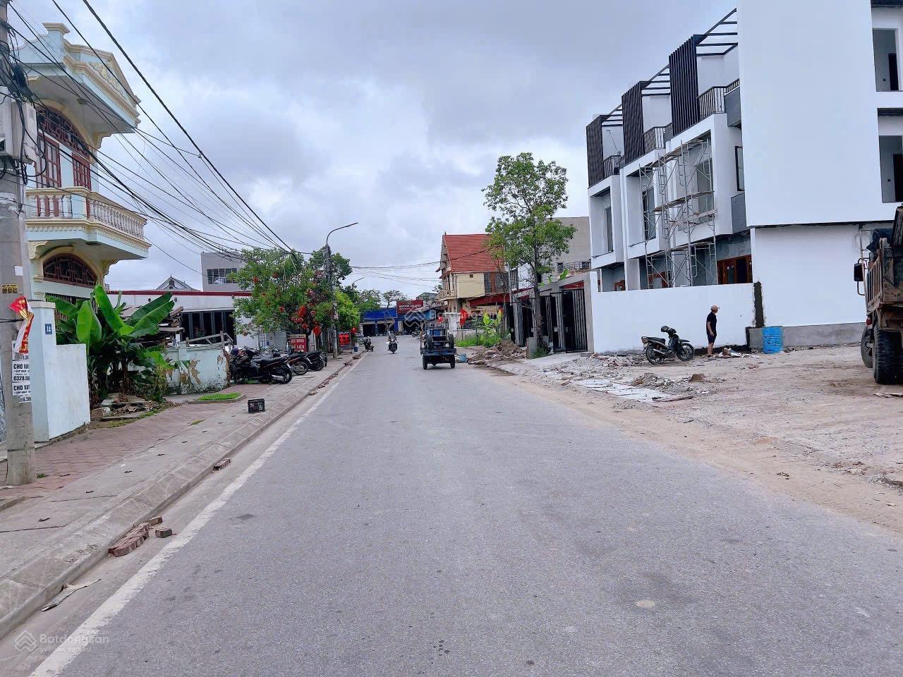 Hoa hậu mặt đường Trung Nghĩa Đồ Sơn giờ mới xuất đầu lộ diện. Nằm trên mặt đường rộng 10m Hoa hậu mặt đường Trung Nghĩa Đồ Sơn giờ mới xuất đầu lộ diện. Nằm trên mặt đường rộng 10m