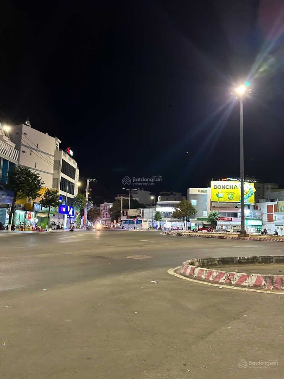 Bán nhà 2 tầng ngay bùng binh Hoàng Diệu, gần bển 800m, sau giáp dự án KĐT sân bay Nha Trang