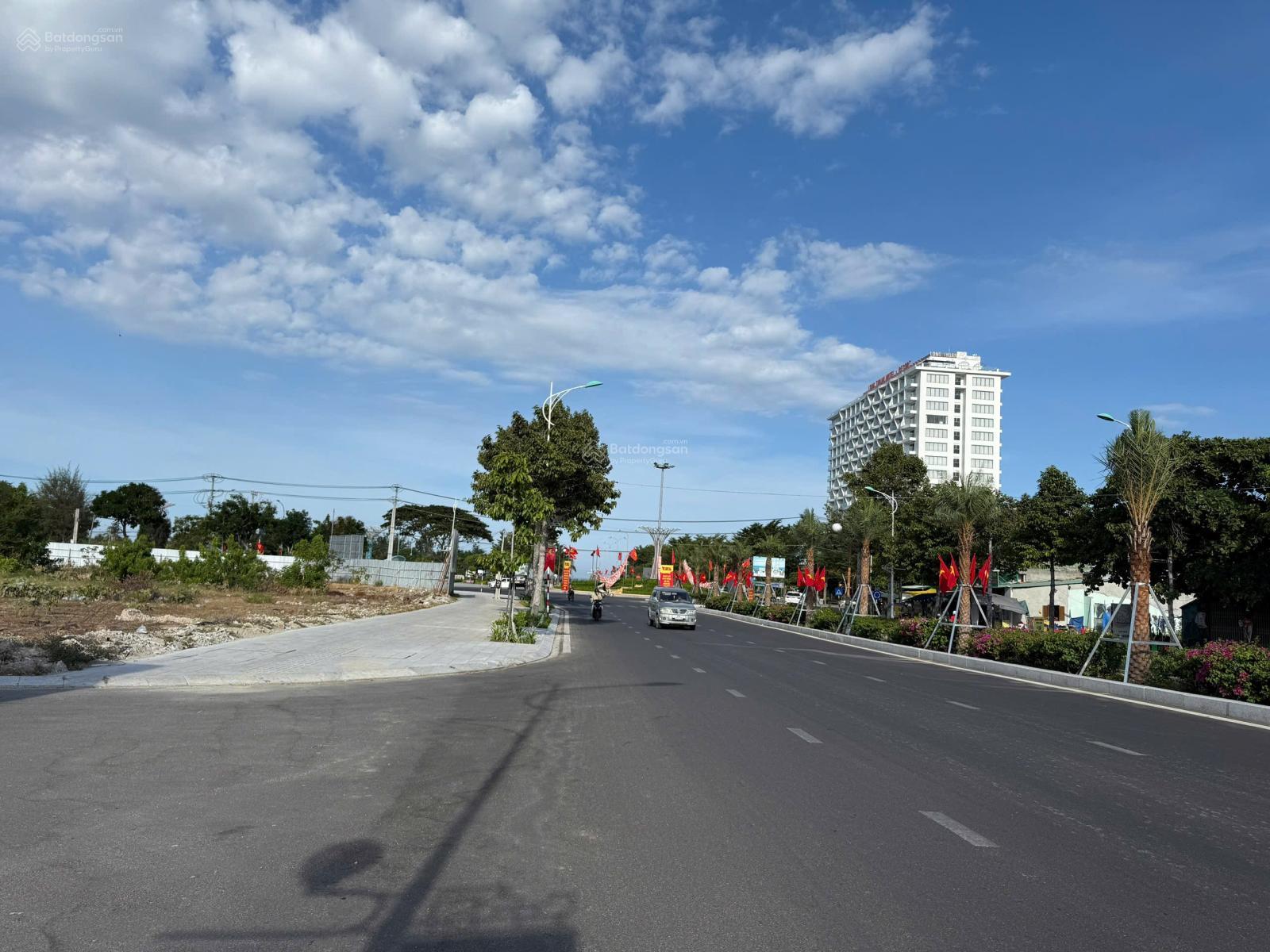 Bán lô góc thổ cư 408m2, mặt tiền 16/4, ngay vòng xoay công viên biển Bình Sơn, 85tr/m2 cực đẹp