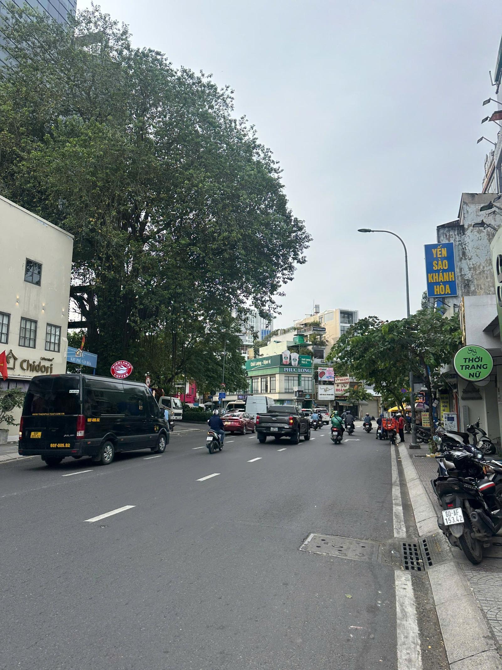 Đón tết Bính Ngọ nhà mới hoàn thiện 4 tầng có thang máy DT: 8x10- giá 19 tỷ còn TL