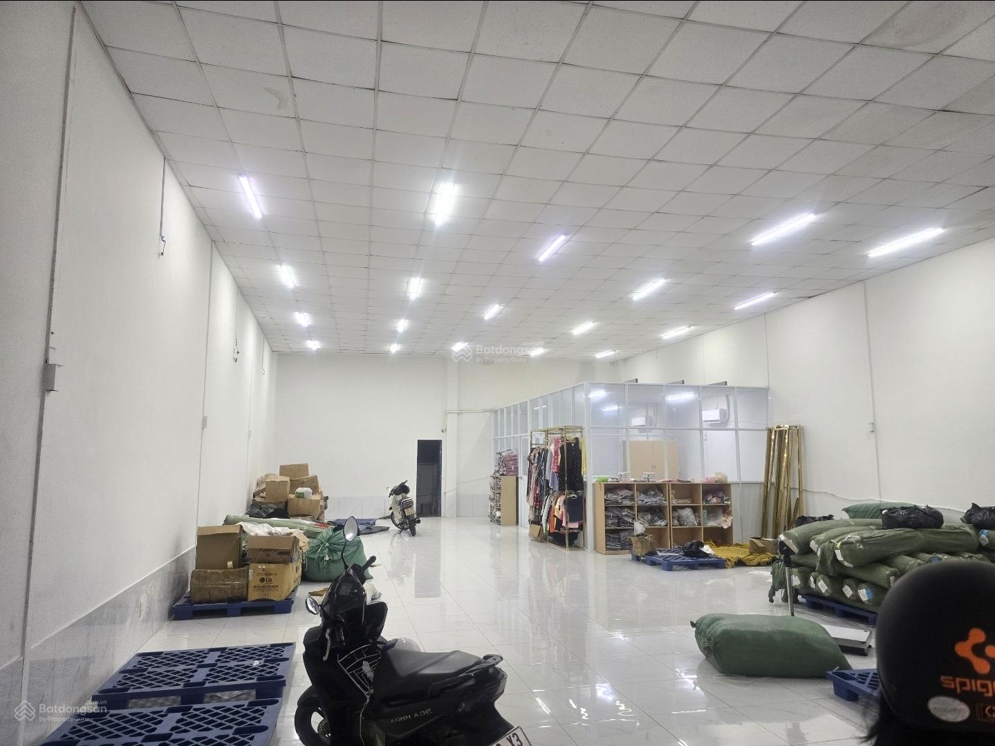 Cho thuê MBKD + kho, xưởng 300m2 y hình, đường 30m ngay Cầu Tham Lương